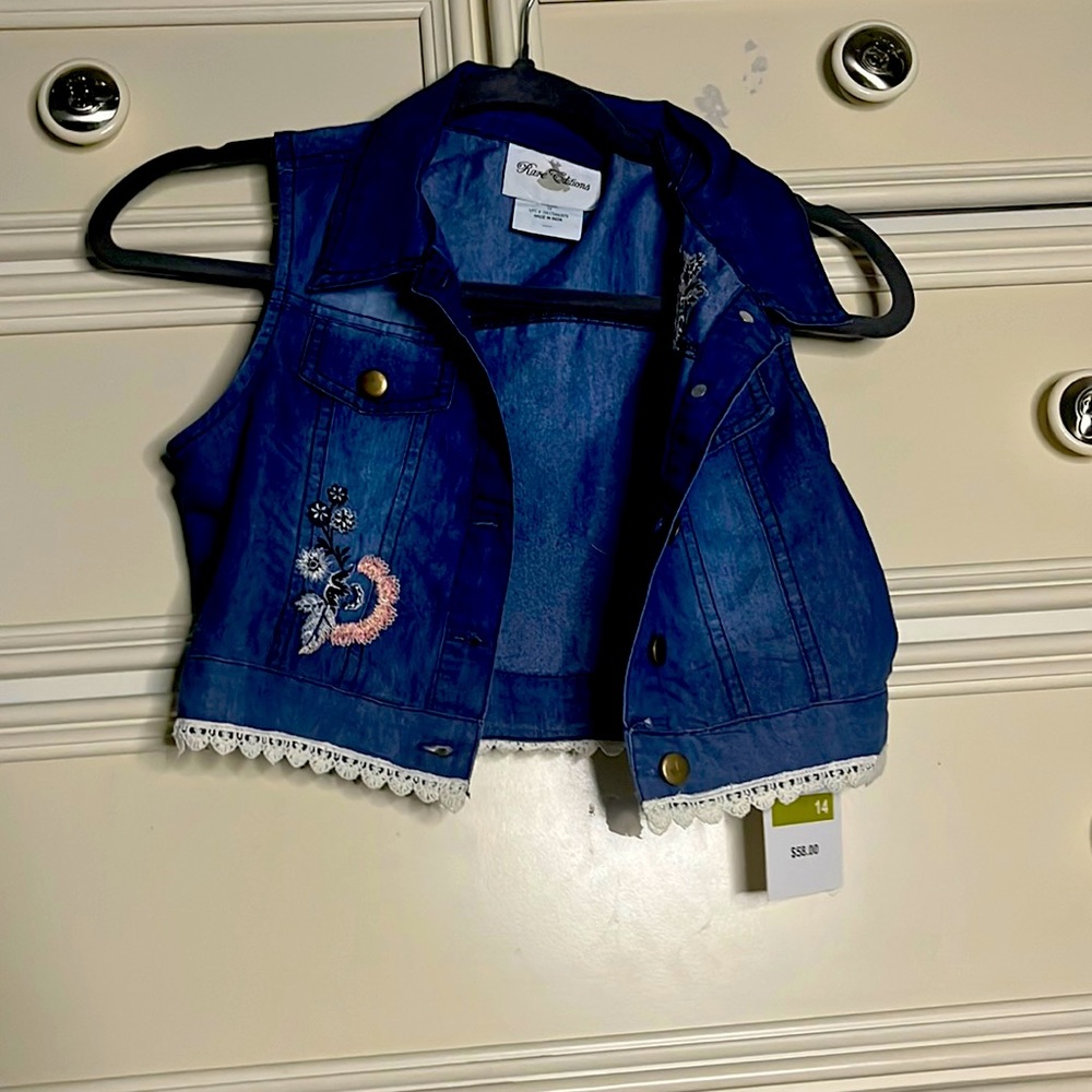Cropped Jean vest with flower imprints